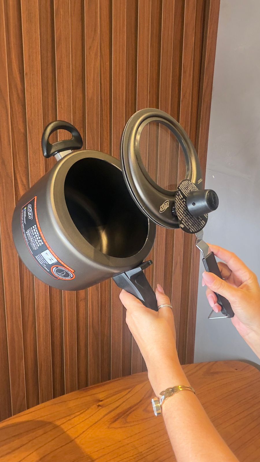 PANELA DE PRESSÃO COR GRAFITE COM VISOR DE VIDRO 120 MM FECHAMENTO INTERNO 4,5L DE ALUMINIO ANTIADERENTE REF 6002