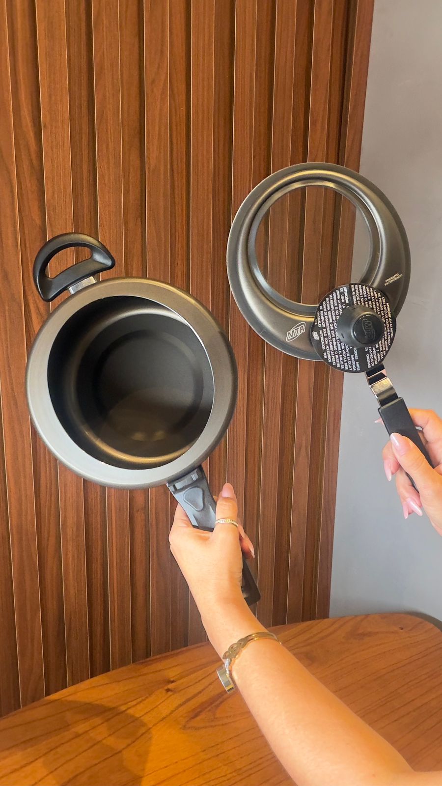 PANELA DE PRESSÃO COR GRAFITE COM VISOR DE VIDRO 120 MM FECHAMENTO INTERNO 4,5L DE ALUMINIO ANTIADERENTE REF 6002