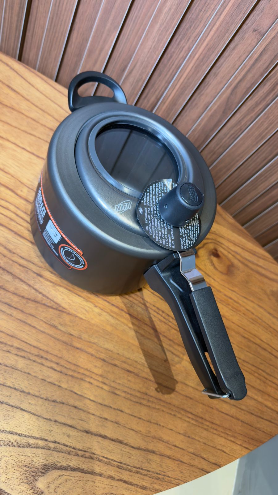 PANELA DE PRESSÃO COR GRAFITE COM VISOR DE VIDRO 120 MM FECHAMENTO INTERNO 4,5L DE ALUMINIO ANTIADERENTE REF 6002