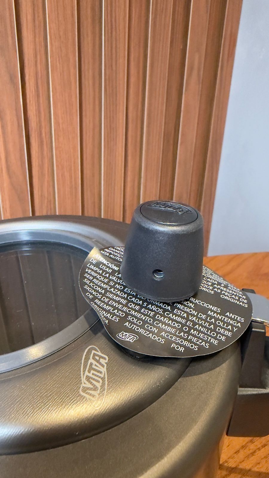 PANELA DE PRESSÃO COR GRAFITE COM VISOR DE VIDRO 120 MM FECHAMENTO INTERNO 4,5L DE ALUMINIO ANTIADERENTE REF 6002