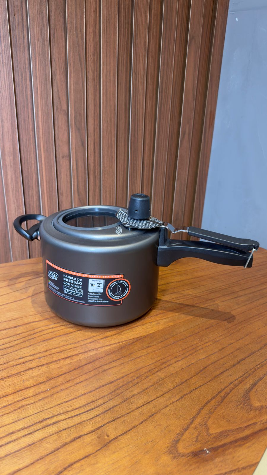 PANELA DE PRESSÃO COR GRAFITE COM VISOR DE VIDRO 120 MM FECHAMENTO INTERNO 4,5L DE ALUMINIO ANTIADERENTE REF 6002