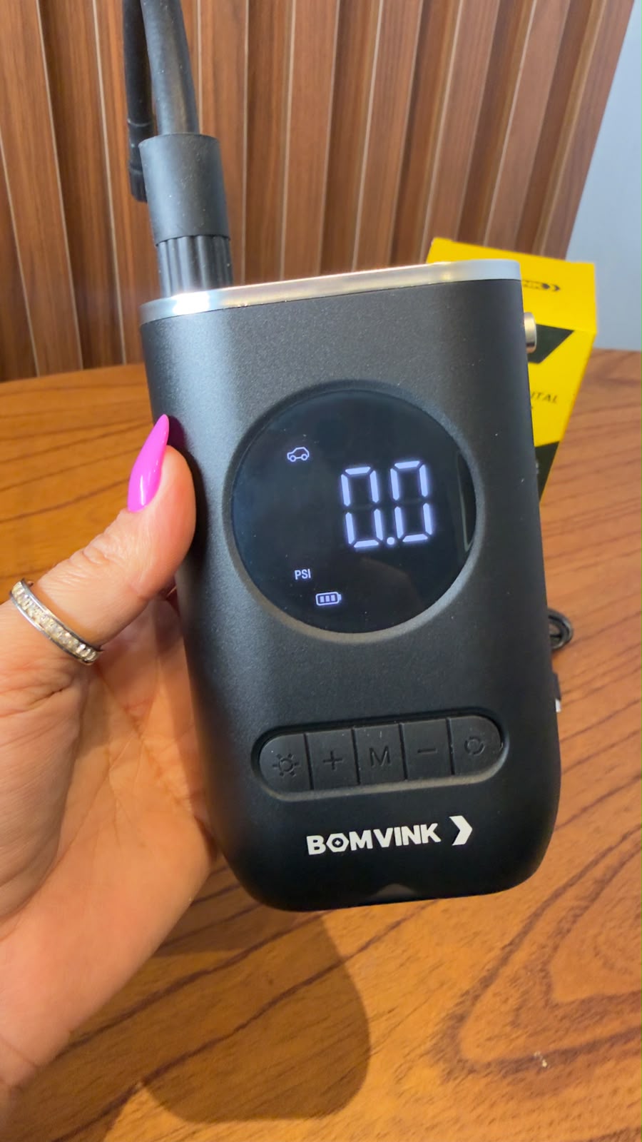 BOMBA DE AR COMPRESSOR DIGIT PORTÁTIL C/ LED REF:8905  BOMVINK